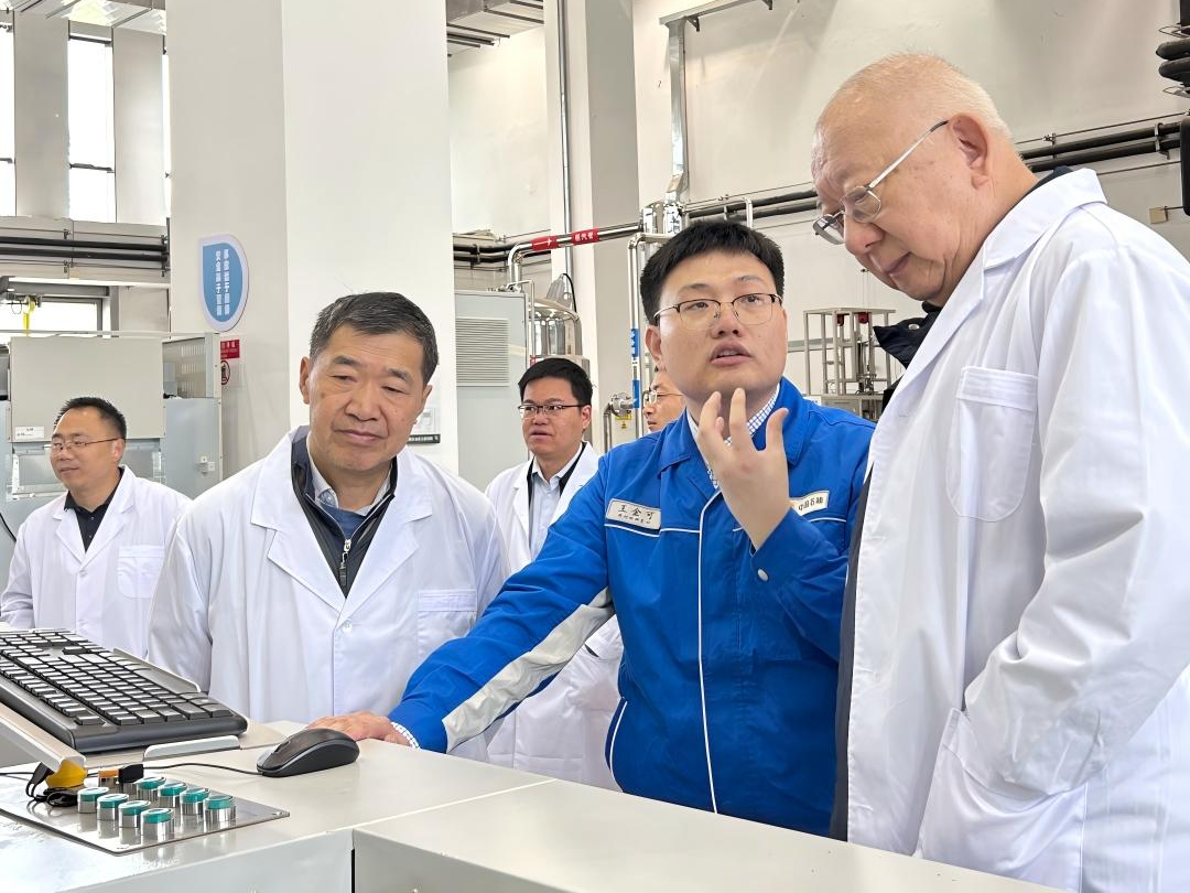 王金可向专家介绍1(1).jpg
